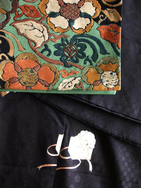 桑蚕繭のきものと可愛い刺繍のわんちゃん