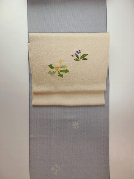九寸染め名古屋帯 ベージュ地に手刺繍たんぽぽ、すみれ、福寿草